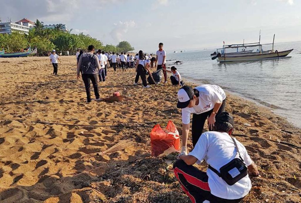 bali-home-immo-associations-contributing-to-the-cleaning-of-beaches-in-canggu