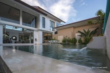 Image 2 from Villa de luxe de 4 chambres à vendre en pleine propriété dans la région de Tanah Lot