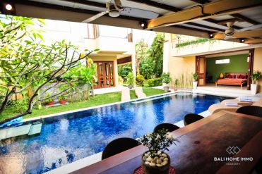 Image 3 from Villa de 4 chambres à vendre en pleine propriété à Batu Belig Beach
